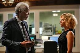 Professor Norman (Morgan Freeman) und Lucy (Scarlett Johansson)  Die Verwendung des sendungsbezogenen Materials ist nur mit dem Hinweis und Verlinkung auf RTL+ gestattet.