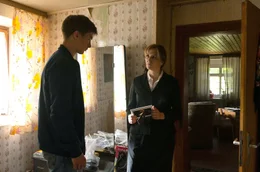 Anna Notrup (Martina Gedeck) hat Samuel (Gustav Schmidt) zur&uuml;ck nach Tobel gebracht, wo nach dem Tod seiner Mutter das Elternhaus heruntergekommen ist.