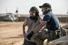 Justin (Chris Pratt, li.) und Patrick (Joel Edgerton, re.), beides Soldaten der Navy Seals, sprechen &uuml;ber den bevorstehenden Angriff auf Osama bin Laden.