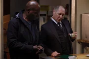 L-R: Dembe Zuma (Hisham Tawfiq), Raymond &bdquo;Red&ldquo; Reddington (James Spader)