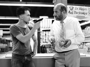 Rechtsanwalt Robert Liebling (Manfred Krug) mit dem 17 Jahre alten Bodo (Martin May), der in einen Supermarkt eingebrochen ist und den Gesch&auml;ftsf&uuml;hrer als Geisel genommen hat.
