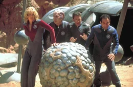 Ohne Drehbuch, ohne Regisseur und ohne die leiseste Ahnung von echter Raumfahrt in t&ouml;dlicher Mission unterwegs: Jason Nesmith (Tim Allen, 2.v.r.), Gwen DeMarco (Sigourney Weaver, l.), Alexander Dane (Alan Rickman, 2.v.l.) und Fred Kwan (Tony Shalhoub, r.) ...