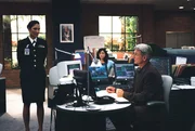 Commander Faith Coleman (Alicia Coppola, l.) vom JAG will Yost unbedingt hinter Gitter bringen, doch mit einem Trick gelingt es Gibbs (Mark Harmon, r.) schlie&szlig;lich, ihr zu beweisen, dass Yost juristisch nicht schuldig ist ...
