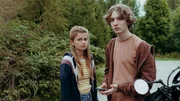 Jonas (Julius Gause) ist schockiert, als Isa (Renée Gerschke) ihm von seinen Beobachtungen berichtet. Jonas (Julius Gause) ist schockiert, als Isa (Renée Gerschke) ihm von seinen Beobachtungen berichtet.
