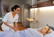 Doris (Simone Ritscher, l.) hat sich als Krankenschwester verkleidet und will der bewusstlosen Charlotte (Mona Seefried, r.) eine tödliche Spritze verabreichen. Doris (Simone Ritscher, l.) hat sich als Krankenschwester verkleidet und will der bewusstlosen Charlotte (Mona Seefried, r.) eine tödliche Spritze verabreichen.