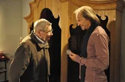 Alois wittert das gro&szlig;e Geld, als die Lampe im Beichtstuhl ausgerechnet am Feiertag kaputt geht. Von links: Alois Preissinger (Erich Hallhuber) und Sascha (Eisi Gulp).