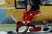 Michi (Robert Lohr, l.) genießt den Anblick, seinem Kollegen Rudi (Michael Pascher, liegend) bei der Arbeit zuzusehen. Michi (Robert Lohr, l.) genießt den Anblick, seinem Kollegen Rudi (Michael Pascher, liegend) bei der Arbeit zuzusehen.