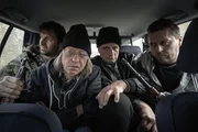 Manni (Andreas Wimberger, 2. von links) und Jörg (Joachim Nimtz, 2. von rechts) werden von ukrainischen Separatisten festgehalten. Manni (Andreas Wimberger, 2. von links) und Jörg (Joachim Nimtz, 2. von rechts) werden von ukrainischen Separatisten festgehalten.