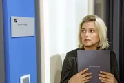 Mit klopfendem Herzen steht Anna vor der T&uuml;r des Juniorchefs der Agentur ...