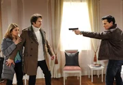 Thiago (Alfonso Losa, r.) wird von Marlene (Lucy Scherer, l.) und Veit (Guido Broscheit, M.) beim Einbruch in Veits Suite ertappt. In seiner Panik nimmt Thiago die beiden spontan als Geiseln ...