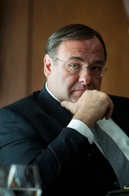 Der CIA-Direktor (James Gandolfini) sieht sich vor eine schwere Entscheidung gestellt: Handelt es sich bei der verd&auml;chtigen Person tats&auml;chlich um Osama bin Laden oder m&ouml;glicherweise um jemand anderen ohne jede Verbindung zu Al-Kaida?