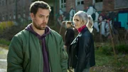 Achim Schatz (Julian Bayer) tut sich noch schwer, Elena Barins (Hayal Kaya) Anweisungen zu folgen. Aber Hoffnung ist in Sicht. Achim Schatz (Julian Bayer) tut sich noch schwer, Elena Barins (Hayal Kaya) Anweisungen zu folgen. Aber Hoffnung ist in Sicht.