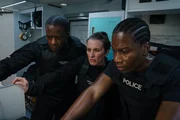 Joel (Adrian Lester, l.), Lana (Vicky McClure, M.) und Danny (Eric Shango, r.) werten die Daten aus. Einige Informationen machen noch keinen Sinn. Joel (Adrian Lester, l.), Lana (Vicky McClure, M.) und Danny (Eric Shango, r.) werten die Daten aus. Einige Informationen machen noch keinen Sinn.