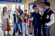 Auf dem Berufsinformationstag in der Schule informiert sich Andres (Jonah Rausch, 3.v.r.) über die Pilotenausbildung. Doch er wird von Tobi (San Diego Pooth, r.) und sein Vater (Kai Schumann), der Pilot ist, nicht ernst genommen. Doch David (Simon Böer, 3.v.l.), Kiko (Jan Liem, 2.v.l.) und Eileen (Lilli Krug) stehen ihm bei. Auf dem Berufsinformationstag in der Schule informiert sich Andres (Jonah Rausch, 3.v.r.) über die Pilotenausbildung. Doch er wird von Tobi (San Diego Pooth, r.) und sein Vater (Kai Schumann), der Pilot ist, nicht ernst genommen. Doch David (Simon Böer, 3.v.l.), Kiko (Jan Liem, 2.v.l.) und Eileen (Lilli Krug) stehen ihm bei.