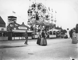 Auf dem Oktoberfest im Jahr 1910: Schie&szlig;stand, kleines Riesenrad und im Hintergrund: Toboggan.