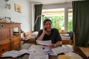 Als die Autorin eines erfolgreichen Abnehm-Ratgebers getötet aufgefunden wird, gerät Dunja Peters (Bärbel Schwarz) unter dringenden Tatverdacht. Die beiden Halbschwestern hatten sich seit geraumer Zeit heftig über die gemeinsame Pflege des kranken und inzwischen verstorbenen Vaters gestritten. Als die Autorin eines erfolgreichen Abnehm-Ratgebers getötet aufgefunden wird, gerät Dunja Peters (Bärbel Schwarz) unter dringenden Tatverdacht. Die beiden Halbschwestern hatten sich seit geraumer Zeit heftig über die gemeinsame Pflege des kranken und inzwischen verstorbenen Vaters gestritten.