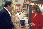 Als Pauls (Richard Kind, l.) Mutter (Raquel Welch, r.) ihn &uuml;berraschend besucht, bef&uuml;rchtet er, dass sie entt&auml;uscht sein wird, wenn sie erf&auml;hrt, dass Claudia ihn verlassen hat. Er beschlie&szlig;t deshalb, ihr sofort seine neue Freundin vorzustellen ... Caitlin (Heather Locklear, M.).