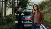Alex (Viktoria Ngotsé) hat Zweifel an der Brandursache. Feuerwehrmann Mike Kessler (Nikolaus Barton) hat gerade ganz andere Sorgen. Alex (Viktoria Ngotsé) hat Zweifel an der Brandursache. Feuerwehrmann Mike Kessler (Nikolaus Barton) hat gerade ganz andere Sorgen.