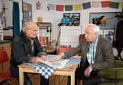 Mit Hannes (Claus Dieter Clausnitzer, l.) spricht Udo (Klaus Mikoleit, r.) über seine Zweifel, ob eine Zukunft als Stadtrat für ihn der richtige Weg ist. Mit Hannes (Claus Dieter Clausnitzer, l.) spricht Udo (Klaus Mikoleit, r.) über seine Zweifel, ob eine Zukunft als Stadtrat für ihn der richtige Weg ist.