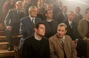 Will Davenport (Tom Brittney, li.), Geordie Keating (Robson Green, re.)