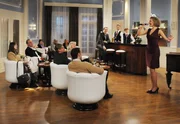 Die G&auml;ste (Komparsen) sind begeistert von Nataschas (Melanie Wiegmann, 2.v.r.) Auftritt in der Pianobar (mit Jan von Werde, 4.v.l. mit Komparsen).