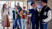Auf dem Berufsinformationstag in der Schule informiert sich Andres (Jonah Rausch, 3.v.r.) über die Pilotenausbildung. Doch er wird von Tobi (San Diego Pooth, r.) und seinem Vater (Kai Schumann), der Pilot ist, nicht ernst genommen. Doch David (Simon Böer, 3.v.l.), Kiko (Jan Liem, 2.v.l.) und Eileen (Lilli Krug) stehen ihm bei. Auf dem Berufsinformationstag in der Schule informiert sich Andres (Jonah Rausch, 3.v.r.) über die Pilotenausbildung. Doch er wird von Tobi (San Diego Pooth, r.) und seinem Vater (Kai Schumann), der Pilot ist, nicht ernst genommen. Doch David (Simon Böer, 3.v.l.), Kiko (Jan Liem, 2.v.l.) und Eileen (Lilli Krug) stehen ihm bei.