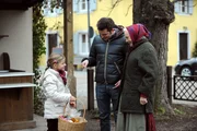 Emma findet sowohl Floris als auch Theresas Geschenke ohne Probleme. Von links: Emma Lechner (Lotta Krebs), Theresa Brunner (Ursula Erber) und Florian Brunner (Tommy Schwimmer).