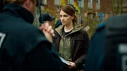 Britta (Aliki Hirsch) steuert die Einsatzkräfte. Britta (Aliki Hirsch) steuert die Einsatzkräfte.
