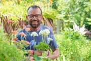 Karl Ploberger mit der „PFLANZE DER WOCHE“ seiner Lieblingspflanze der Pelargonie. Pelargonien gehören zu den beliebtesten Balkon- und Terrassenpflanzen überhaupt – und botanisch sind sie weit spannender, als ihr Alltagsname „Geranie“ vermuten lässt. Karl Ploberger mit der „PFLANZE DER WOCHE“ seiner Lieblingspflanze der Pelargonie. Pelargonien gehören zu den beliebtesten Balkon- und Terrassenpflanzen überhaupt – und botanisch sind sie weit spannender, als ihr Alltagsname „Geranie“ vermuten lässt.