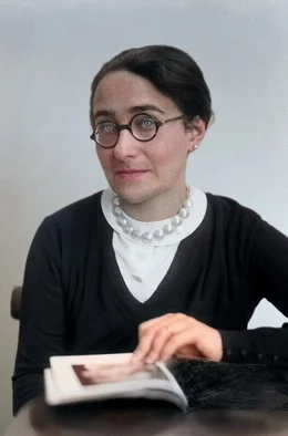 Die unerschrockene j&uuml;dische Gerichtsreporterin Gabriele Tergit entkommt im M&auml;rz 1933 nur knapp der Verhaftung durch die Nazis.