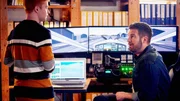 David (Simon Böer, r.) hat für Andres (Jonah Rausch) einen Pilotenvorbereitungsraum inklusive Flugsimulator eingerichtet. David (Simon Böer, r.) hat für Andres (Jonah Rausch) einen Pilotenvorbereitungsraum inklusive Flugsimulator eingerichtet.