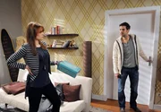 ARD STURM DER LIEBE FOLGE 1723: Sabrina (Sarah Elena Timpe, l.) ist genervt, dass Nils (Florian Stadler, r.) ihren Schuhkarton ruiniert hat, um ihr Geschenk zu vergraben. ARD STURM DER LIEBE FOLGE 1723: Sabrina (Sarah Elena Timpe, l.) ist genervt, dass Nils (Florian Stadler, r.) ihren Schuhkarton ruiniert hat, um ihr Geschenk zu vergraben.