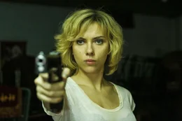 Die Droge verbessert nicht nur Lucys (Scarlett Johansson) k&ouml;rperliche F&auml;higkeiten, sie nimmt ihr auch jede Emotion.