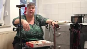 In ihrer neuen, aber noch nicht eingerichteten Küche genehmigt sich Vera eine Pizza vom Lieferservice In ihrer neuen, aber noch nicht eingerichteten Küche genehmigt sich Vera eine Pizza vom Lieferservice