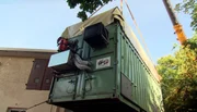 ARD/NDR LEOPARD, SEEBÄR & CO., FOLGE 82, "Bye Bye, Thai!", am Mittwoch um 16:10 Uhr im ERSTEN. Der Container mit dem Elefanten Thai wird auf den LKW geladen. ARD/NDR LEOPARD, SEEBÄR & CO., FOLGE 82, "Bye Bye, Thai!", am Mittwoch um 16:10 Uhr im ERSTEN. Der Container mit dem Elefanten Thai wird auf den LKW geladen.