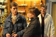 Vroni macht Patrick &uuml;berraschend ein Friedensangebot. Von links: Patrick Westenrieder (Lucas Bauer), Veronika Brunner (Senta Auth) und Roland Bamberger (Horst Kummeth).