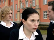 Anders als Olga (Rosalie Thomass, li.) sind Viktoria (Nora von Waldstätten, m.) und Max (Florian Bartholomäi) nach dem Tod ihres Mitschülers ziemlich ungerührt. Olga geht mit ihrem Kummer und ihrer Angst Viktoria geradezu auf die Nerven. Anders als Olga (Rosalie Thomass, li.) sind Viktoria (Nora von Waldstätten, m.) und Max (Florian Bartholomäi) nach dem Tod ihres Mitschülers ziemlich ungerührt. Olga geht mit ihrem Kummer und ihrer Angst Viktoria geradezu auf die Nerven.