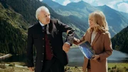 Beim Termin mit den Investoren des Edelweiß-Projekts ist Peter Herbrechter (Michael König) im Gegensatz zu Elisa Rödder (Sonja Kirchberger) auffallend unkonzentriert und verwirrt. Beim Termin mit den Investoren des Edelweiß-Projekts ist Peter Herbrechter (Michael König) im Gegensatz zu Elisa Rödder (Sonja Kirchberger) auffallend unkonzentriert und verwirrt.