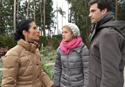 Konstantin (Moritz Tittel, r.) verteidigt Marlene (Lucy Scherer, M.) vor Doris (Simone Ritscher, l.), als diese abstreitet, etwas mit dem Golddiebstahl zu tun zu haben. Konstantin (Moritz Tittel, r.) verteidigt Marlene (Lucy Scherer, M.) vor Doris (Simone Ritscher, l.), als diese abstreitet, etwas mit dem Golddiebstahl zu tun zu haben.