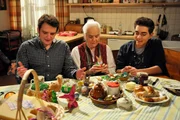 Bayerisches Fernsehen DAHOAM IS DAHOAM, FOLGE 1490, "Hasensuche & Milchkuhsorgen". Flori, Theresa und Felix bereiten die Ostergeschenke f&uuml;r Emma vor. Von links: Florian Brunner (Tommy Schwimmer), Theresa Brunner (Ursula Erber) und Felix Kramer (Shayan Hartmann).