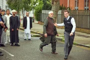 Detective Inspector Youngblood (Mark Stanley, r.) warnt Imam Mohammed (Elija Braik, 2. v. r.). In seiner Moschee soll eine Bombe versteckt sein. Detective Inspector Youngblood (Mark Stanley, r.) warnt Imam Mohammed (Elija Braik, 2. v. r.). In seiner Moschee soll eine Bombe versteckt sein.