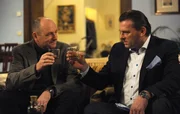 Hubert gibt sich als Profi bei der Whisky-Verkostung. Von links: Hubert Kirchleitner (Bernhard Ulrich) und Frank Brettschneider (Fritz Scheuermann).