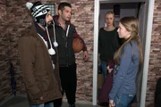 Can (Volkan Isbert, l.) und Deniz (Igor Dolgatschew) bekommen mit, wie peinlich Flo (Julia Albrecht, r.) der Putzjob ihrer Mutter Sonja (Barbara Sotelsek) ist. Can (Volkan Isbert, l.) und Deniz (Igor Dolgatschew) bekommen mit, wie peinlich Flo (Julia Albrecht, r.) der Putzjob ihrer Mutter Sonja (Barbara Sotelsek) ist.