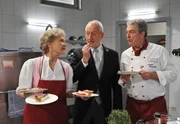 Alfons (Sepp Schauer, M.) diskutiert mit Hildegard (Antje Hagen, l.) und Andr&eacute; (Joachim L&auml;tsch, r.) &uuml;ber Charlottes Zusammenbruch.