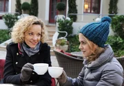 Natascha (Melanie Wiegmann, l.) ist erleichtert, dass ihre Tochter Marlene (Lucy Scherer, r.) doch am Fürstenhof bleibt. Natascha (Melanie Wiegmann, l.) ist erleichtert, dass ihre Tochter Marlene (Lucy Scherer, r.) doch am Fürstenhof bleibt.