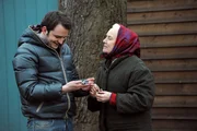 Flori h&auml;lt die Osterverstecke seiner Uri nicht f&uuml;r sonderlich originell. Von links: Florian Brunner (Tommy Schwimmer) und Theresa Brunner (Ursula Erber).
