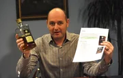 F&uuml;r die Whiskyverkostung mit Brettschneider holt Hubert (Bernhard Ulrich) sich Tipps aus dem Internet.