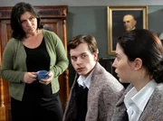 Viktoria (Nora von Waldstätten, r.) und Max (Florian Bartholomäi, m.) werden nach der Episode auf dem Eis aufgewärmt. Sie erzählen Klara Blum (Eva Mattes, l.), wie schrecklich es war, als ihre Mitschülerin im Eis einbrach und wie sie sich bemühten, sie zu retten … Viktoria (Nora von Waldstätten, r.) und Max (Florian Bartholomäi, m.) werden nach der Episode auf dem Eis aufgewärmt. Sie erzählen Klara Blum (Eva Mattes, l.), wie schrecklich es war, als ihre Mitschülerin im Eis einbrach und wie sie sich bemühten, sie zu retten …
