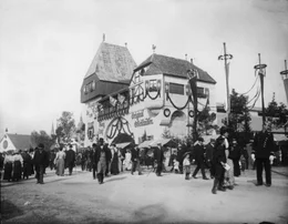 Das Festzelt Georg Lang der Augustinerbrauerei im Jahre 1907: Au&szlig;enansicht mit Festbesuchern.