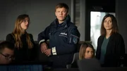 Leon Pawlak (Sebastian Hülk, Mitte) und Dr. Viktoria Wex (Claudia Eisinger, re.) lassen sich von Mitarbeiterin Kaja (Paula Kroh, li.) die Firma zeigen. Leon Pawlak (Sebastian Hülk, Mitte) und Dr. Viktoria Wex (Claudia Eisinger, re.) lassen sich von Mitarbeiterin Kaja (Paula Kroh, li.) die Firma zeigen.